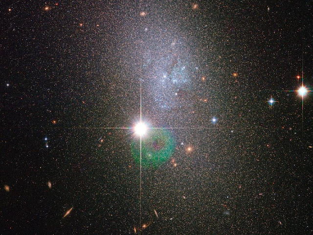 O telescópio espacial Hubble fez imagens da galáxia DDO 82, localizada a mais de 13 milhões de anos-luz da Terra