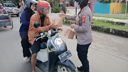 Semarak Ramadhan, Polsek Indramayu Bagikan Takjil Bagi Pengguna Jalan