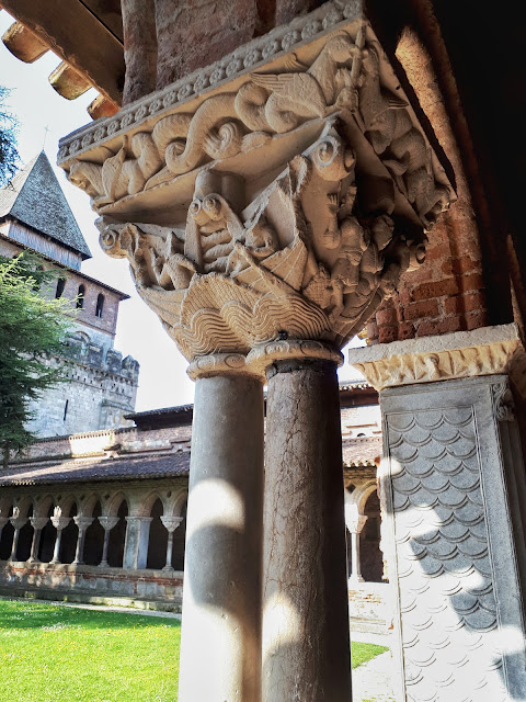 Abbeye St-Pierre inner court pillar