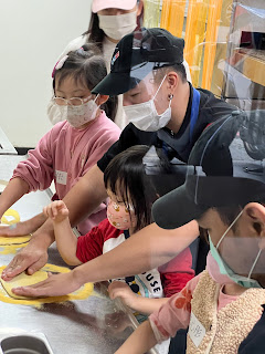 適合學齡前3-8歲幼兒小小職人體驗營推薦，達美樂披薩體驗營報名方式與連結，活動費用，活動安排設計流程簡介等，成品證書與小禮物實體照片跟大家分享。適合愛煮菜玩家家酒的孩子，小小廚師的體驗活動，自己親手做pizza還有小點心，好吃又好玩。幼兒五感體驗，最早的職業生涯探索活動。