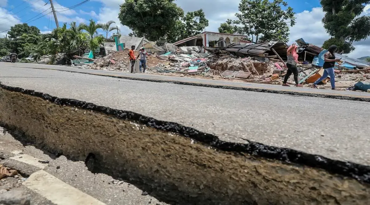 فرق الإنقاذ في هايتي تسابق مع الزمن حيث اقترب عدد قتلى الزلزال من 1300