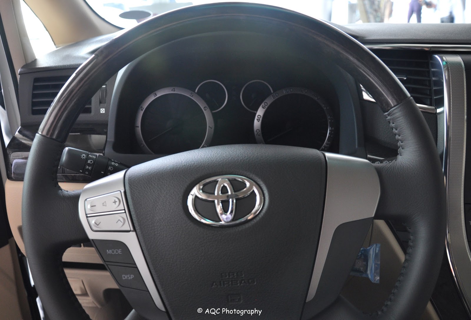So What s Inside a Toyota Alphard Photos Cheftonio s 