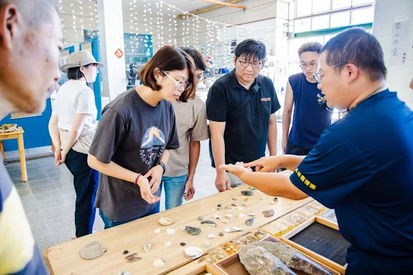 ▲中彰投分署推動「多元就業開發方案」輔導在地民間團體培育人才幫助中高齡等特定對象在地就業（圖為遊程中的濕地生態解說-認識貝類)。（勞動力發展署中彰投分署提供）