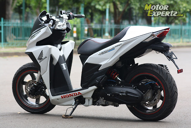 Foto Modifikasi keren Honda Vario Techno dengan merubah stang dan didominasi warna putih serta merubah knalpot menghilangkan shockbreaker