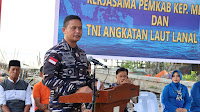 Kunker Ke Kabupaten Meranti, Danlanal Dumai Serahkan Ratusan Bahan Kontak Sembako Kepada Masyarakat Pesisir di Desa Insit