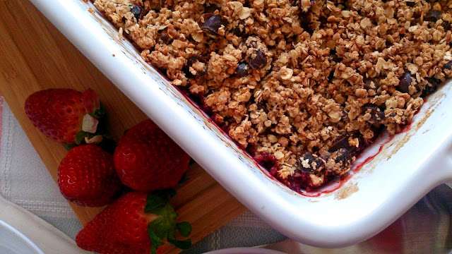 crumble fresas moras zarzamoras avena almendras dátiles lorraine pascale healthy fit desayuno merienda postre horno 