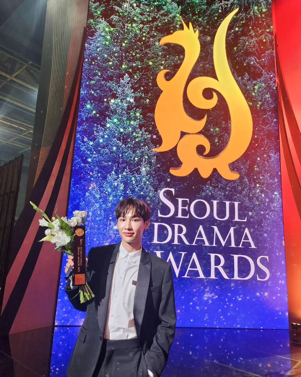 Gun Atthaphan Menang Penghargaan 'Outstanding Asian Star' di Seoul International Drama Awards 2023