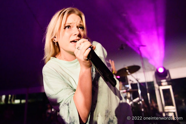 Jessia at Riverfest Elora on August 19, 2022 Photo by John Ordean at One In Ten Words oneintenwords.com toronto indie alternative live music blog concert photography pictures photos nikon d750 camera yyz photographer