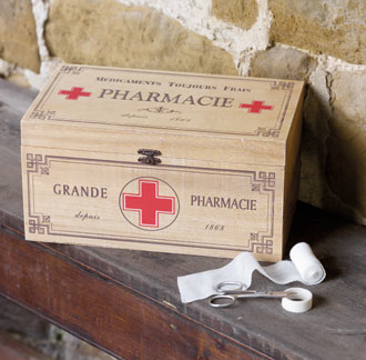 wood pharmacie / first aid box