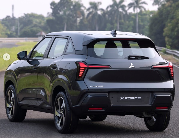 Mitsubishi Xforce tampak belakang