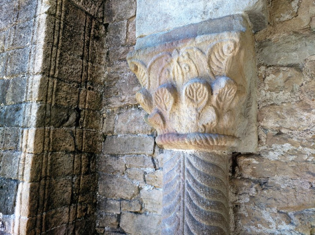 Detalle de un capitel y de las lineas verticales de adorno en Santa Maria del Naranco en Oviedo (Asturias-España)