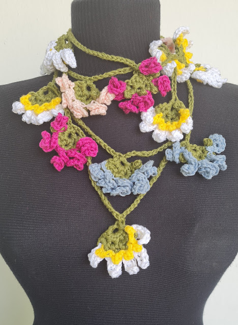 Daisies & Roses Lariat – crochet pattern