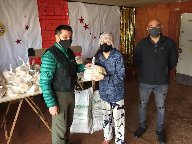 700 kilos de alimentos dona Gendarmería de Los Lagos a campamentos y hogares