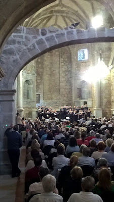 Peter Phillips conducting members of the Zenobia Musica course in the convent of Las Navas - photo David Hughes