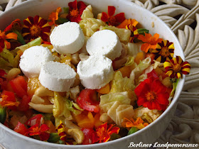 Ziegenkäse-Salat mit essbaren Blüten