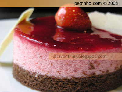 Tarta mousse de fresa (con bizcocho de chocolate sin harina)