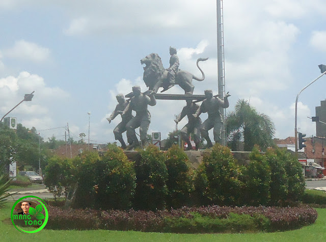 Patung Sisingaan di perempatan depan Wisma Karya, Subang, Jawa Barat, Indonesia. Foto jepretan admin 09/03/2016