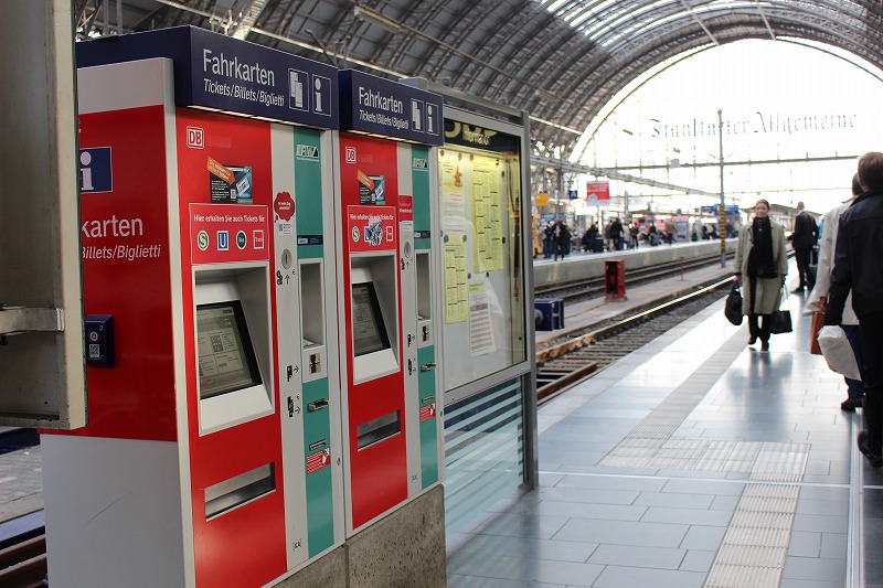 フランクフルトの旅をもっと楽しむ フランクフルト中央駅でフランクフルト空港行き列車のチケットを購入しましょ う