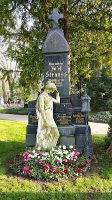 Viena: Visitando los grandes de la música clásica en el cementerio central (Zentralfriedhof)
