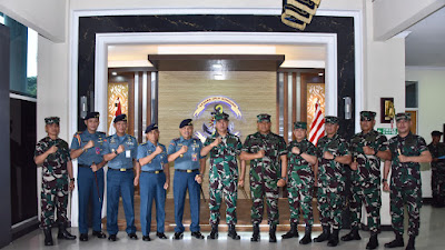 Jadi Warga Kehormatan Puspenerbal, Dankodiklatal Terima Wing Penerbang TNI AL