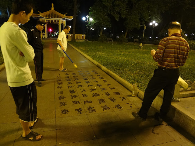 Escritura con agua en el parque Renmin de Guangzhou