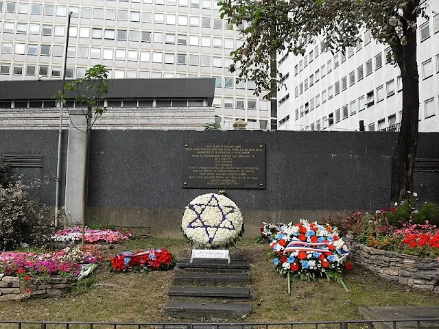 Memorial na frente do Vel D'Hiv com uma cora de flores com uma Estrela de Davi