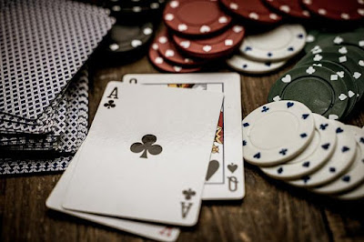 Lošimo žetonai, kortos, kazino