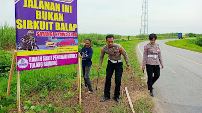 Satlantas Polres Tulang Bawang Pasang 8 Unit Benner Imbauan di Lokasi Rawan Kecelakaan