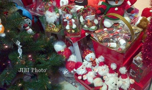Aksesoris Natal Murah Diserbu Pembeli 