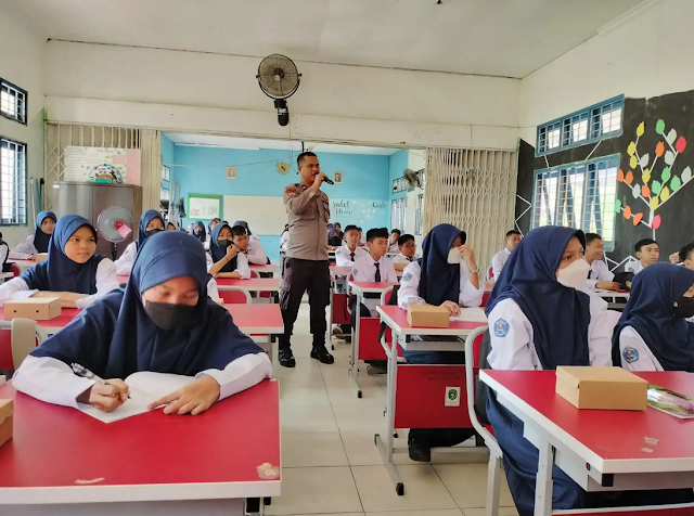 Bhabinkamtibmas Polsek Loa Janan Sosialisasi Tentang Kenakalan Remaja Smp Negeri 1 Loa Janan