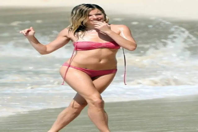 Renee Zellweger hot bikini pose