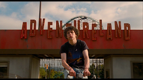 Jesse Eisenberg entrando en el parque de verano Adventureland
