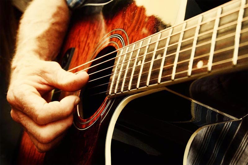  Cara bermain gitar yang paling banyak dicari yaitu  Belajar Cara Memetik Gitar Akustik Untuk Pemula #Seri 5