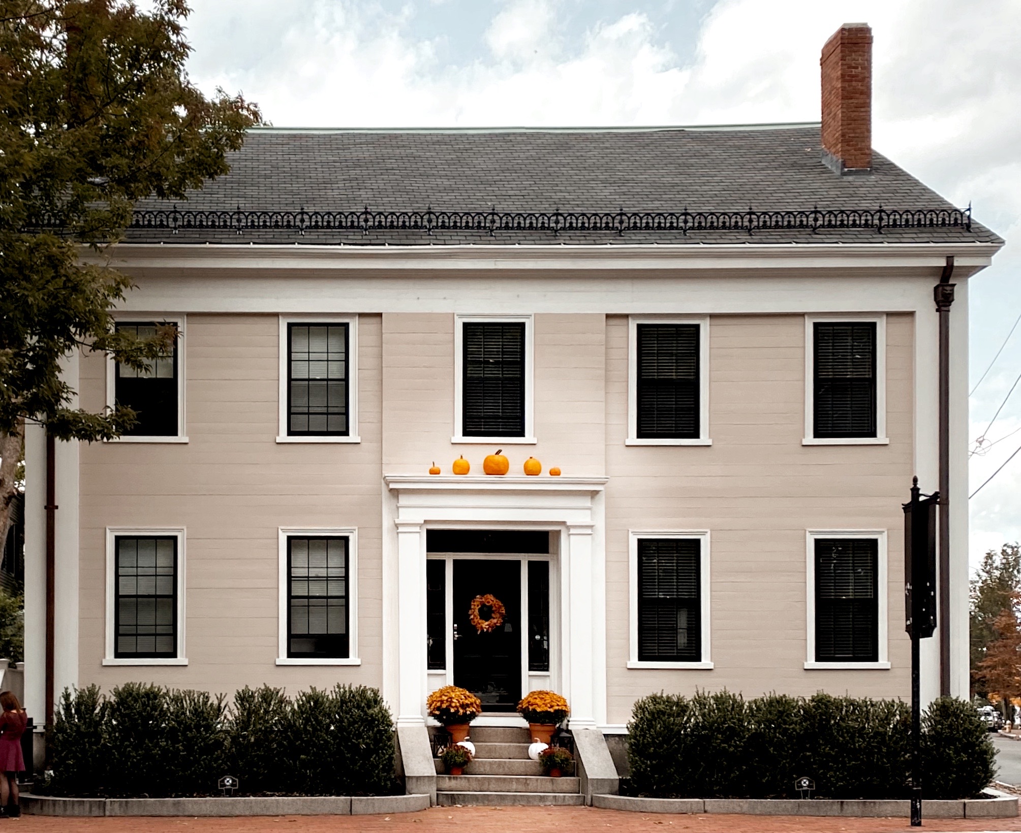 Home Decorated for Fall in Salem, Massachusetts | biblio-style.com