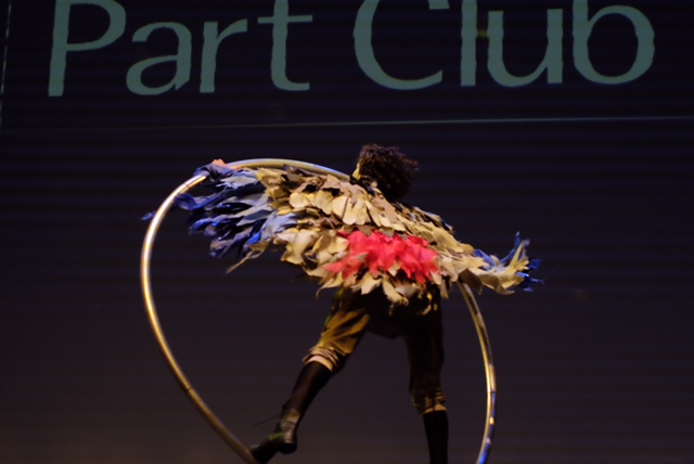 Atração artística aro acrobático de Humor e Circo para abertura de evento de premiação Part Club no Teatro Porto Seguro em São Paulo.