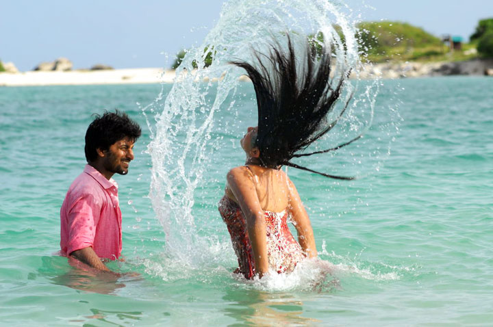 ‘Ala Modalaindi’ Movie Stills show stills