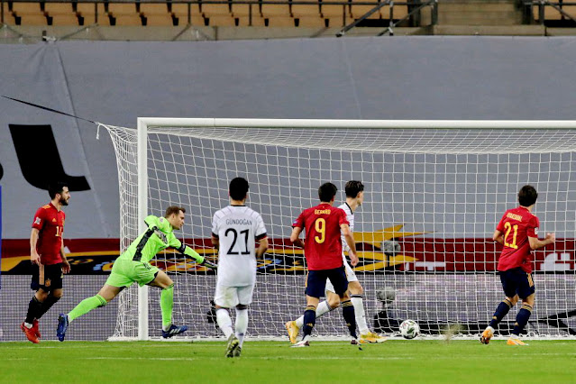 Mikel Oyarzabal marca el sexto gol español. Gayá, que fue el asistente, Neuer, Gundogan, Gerard Moreno y Koch también aparecen en la foto. SELECCIÓN DE ESPAÑA 6 SELECCIÓN DE ALEMANIA 0. 17/11/2020. Liga de Naciones de la UEFA, 2ª edición, Grupo IV, jornada 6. Sevilla, España, estadio Olímpico de La Cartuja.