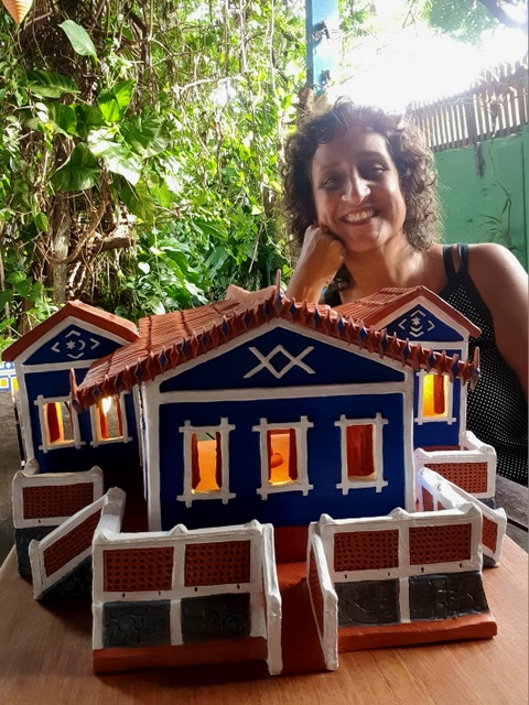 Artista Aline Feitosa cria réplica da casa de Alceu Valença, em São Bento do Una, para exposição sobre o artista realizada na Casa Estação da Luz