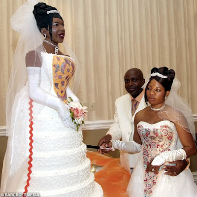 Famous Wedding Cakes on The Famous Wedding Cake That Is A Life Sized Replica Of The Bride