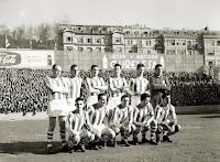 REAL SOCIEDAD DE FÚTBOL. Temporada 1960-61. Elizondo, Irulegui, Gordejuela, Echarri, Ansola, Araquistain. Almandoz, Luis Rivera, Gallastegui, Paz y Cacho. REAL SOCIEDAD DE SAN SEBASTIÁN 3 C. F. BARCELONA 2. 12/02/1961. Campeonato de Liga de 1ª División, jornada 21. San Sebastián, Guipúzcoa, España, estadio de Atocha. GOLES: 1-0: 2’, Cacho. 1-1: 6’, Irulegui en propia puerta. 2-1: 16’, Gallastegui. 2-2: 23’, Villaverde. 3-2: 41’. Elizondo.