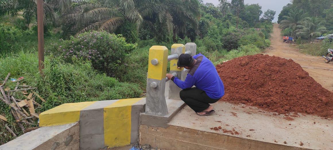 Anggota satgas TMMD finishing laksanakan pengecatan jembatan