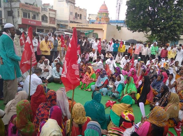 लालबावटा शेतमजुर युनियनचे परभणीत घरकुलाच्या हक्कासाठी बेमुदत धरणे आंदोलन