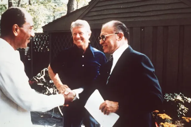 الرئيس المصري أنور السادات يصافح رئيس الوزراء الإسرائيلي مناحيم بيغن في كامب ديفيد بولاية ميريلاند في سبتمبر 1978