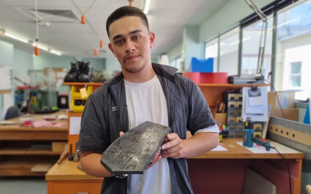 Treal Niwa (Te Atiawa, Taranaki), 1 thiếu sinh quân hiện là kỹ thuật viên chỉnh hình tại Bệnh viện Taranaki Base khi anh 17 tuổi. Ảnh: RNZ/Robin Martin