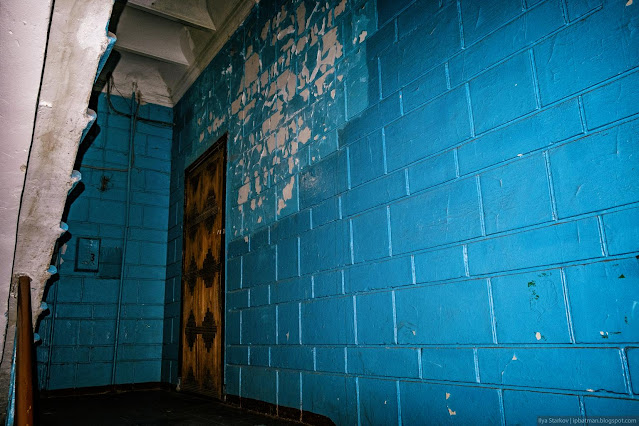 Подъезд с синей плиткой на стенах