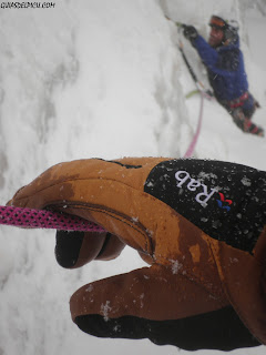 Guiasdelpicu.com Guias de montaña de picos de europa escalando en hielo en Tarna