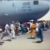 PESSOAS CAINDO DE UM AVIÃO APÓS DECOLAGEM NO AFEGANISTÃO 