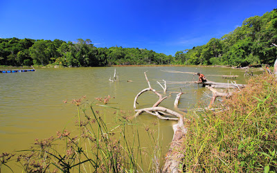 Memancing saat siang terik di danau Nefokau