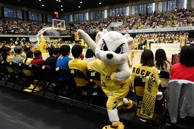 サンロッカーズ渋谷のマスコットのサンディーが客席に向かってアピールしている