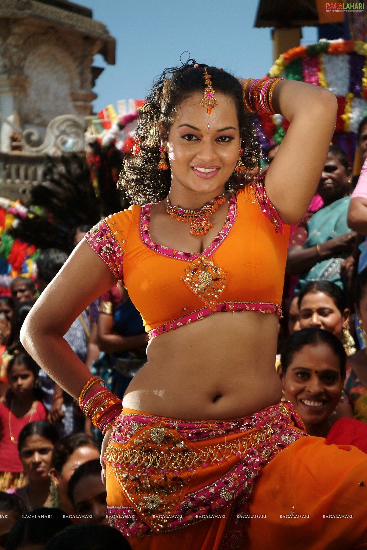 Suja Varunee dances in "Machi Suthtungada" song from the movie "Singakutty"